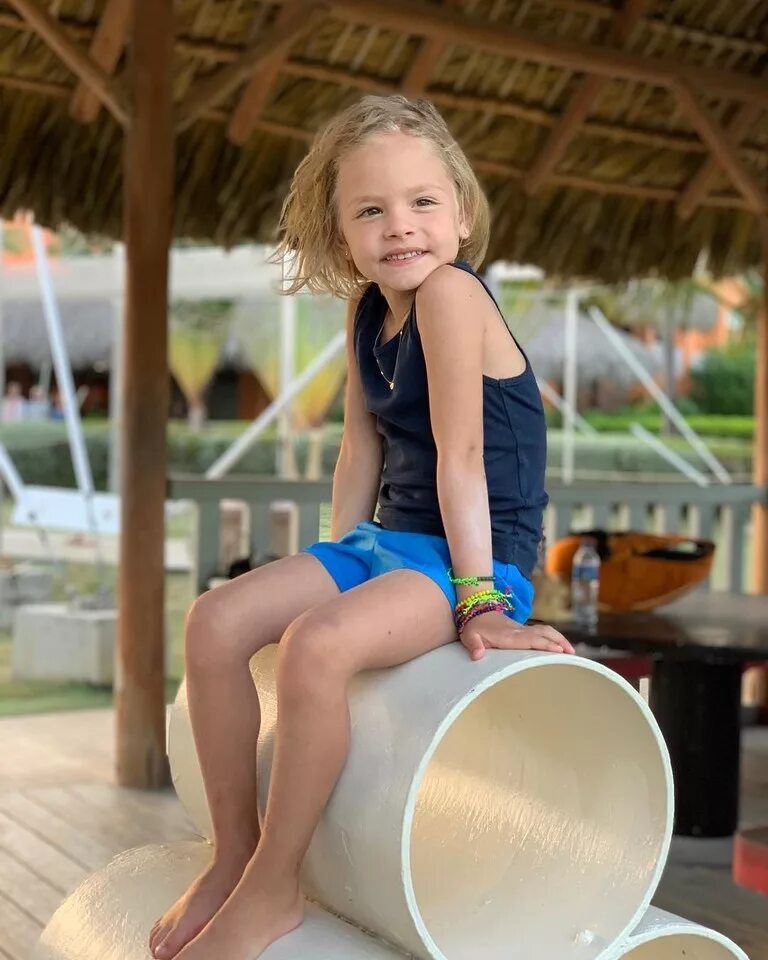 дочка тимати маленькая. какая дочь алиса. дочь тимати 2021. алёна шищкова в детстве. алиса юнусова сейчас.