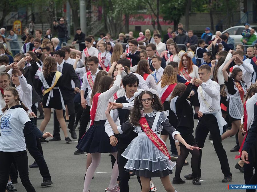 Флешмоб школьники. Школьный вальс. Последний школьный вальс. Нестареющий школьный вальс