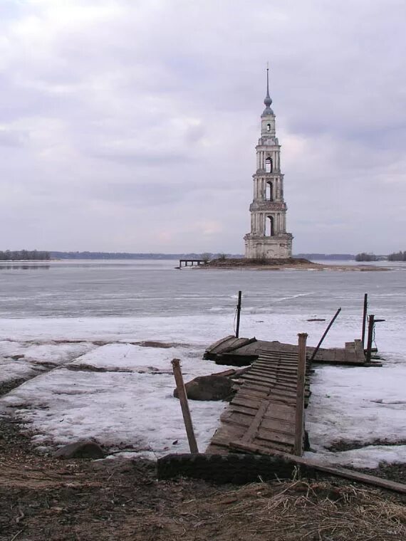 Затопленная Молога. Молога затопленный город. Рыбинское водохранилище затопленный город. Рыбинское водохранилище затопленная деревня.