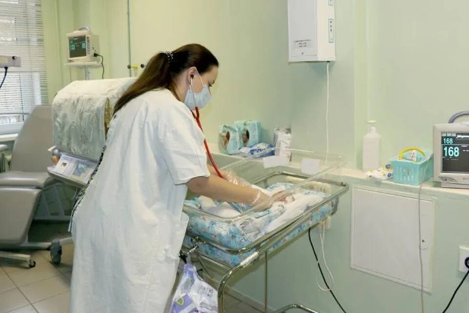 Дети с перинатальным контактом. Отделение реанимации новорожденных. Реанимация для новорожденных в кювете. Перинатальный центр рязань. Недоношенный ребёнок с мамой.