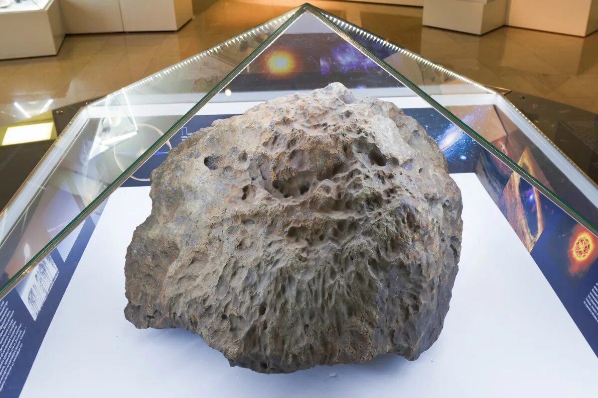 Челябинский метеорит в музее. Вес челябинского метеорита. Падение метеорита. Метеорит в челябинске 2013. Метеорит google.