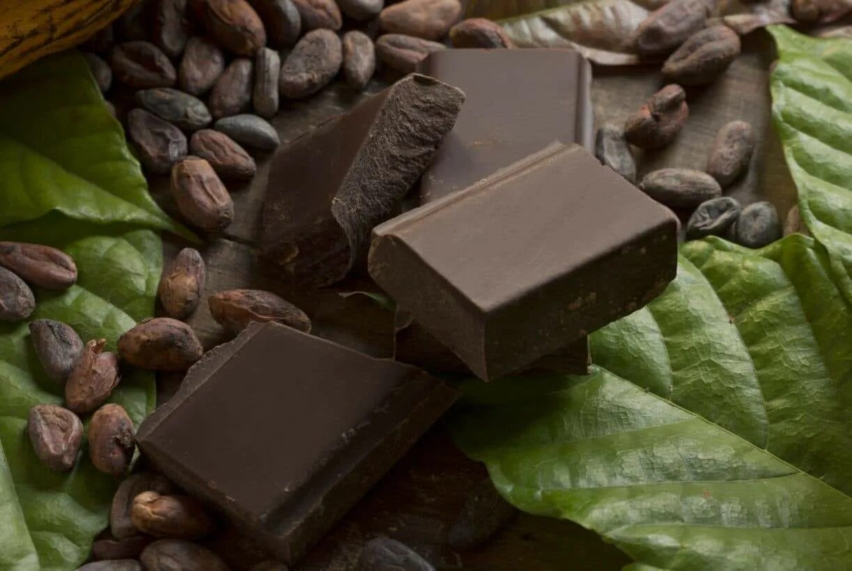 Девушка с шоколадной конфетой. Темный шоколад 45-59% какао. Пиксио ma Chocolate (ever Belles rouge Cacao). The benefits of Chocolate.