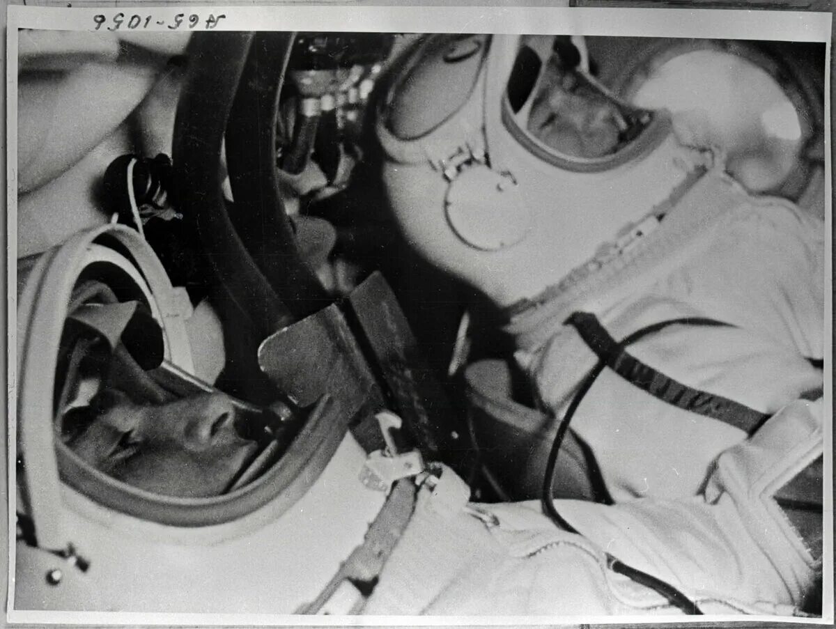 Первый выход на орбиту. Космический корабль Восход 2 Леонова. 1965 Космонавты Беляев и Леонов. 1965 Полет Леонова и Беляева.
