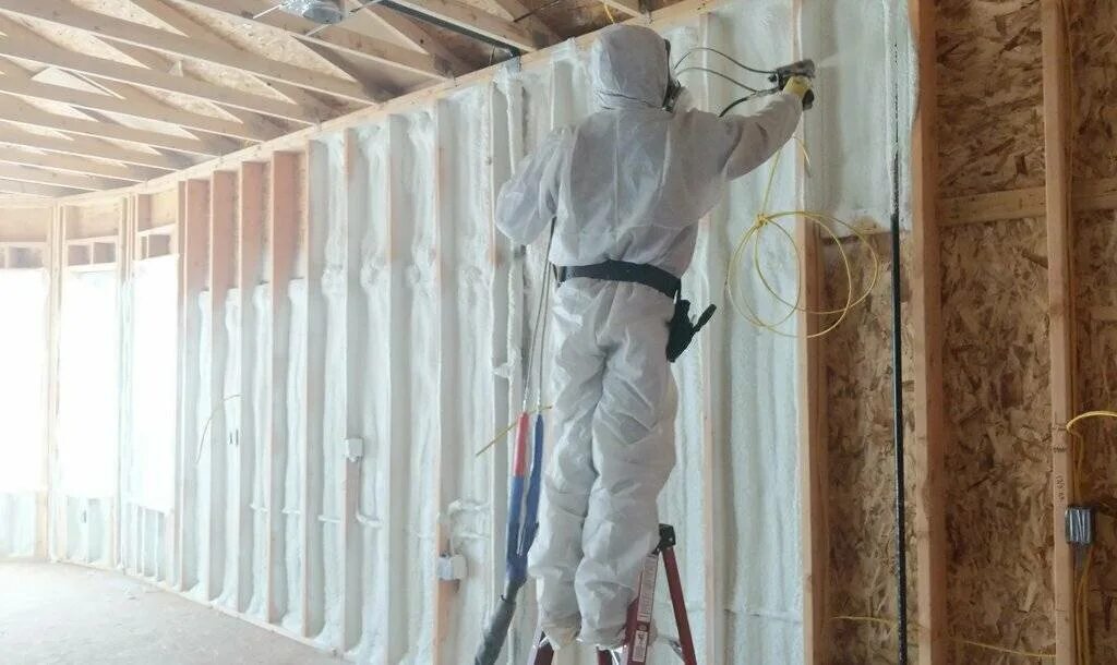 Утепление фасада пенополиуретаном. Утеплитель напыляемый spray foam. Пенополиуретан утеплитель. Теплоизоляция пенополиуретаном. Напыляемая теплоизоляция ппу.