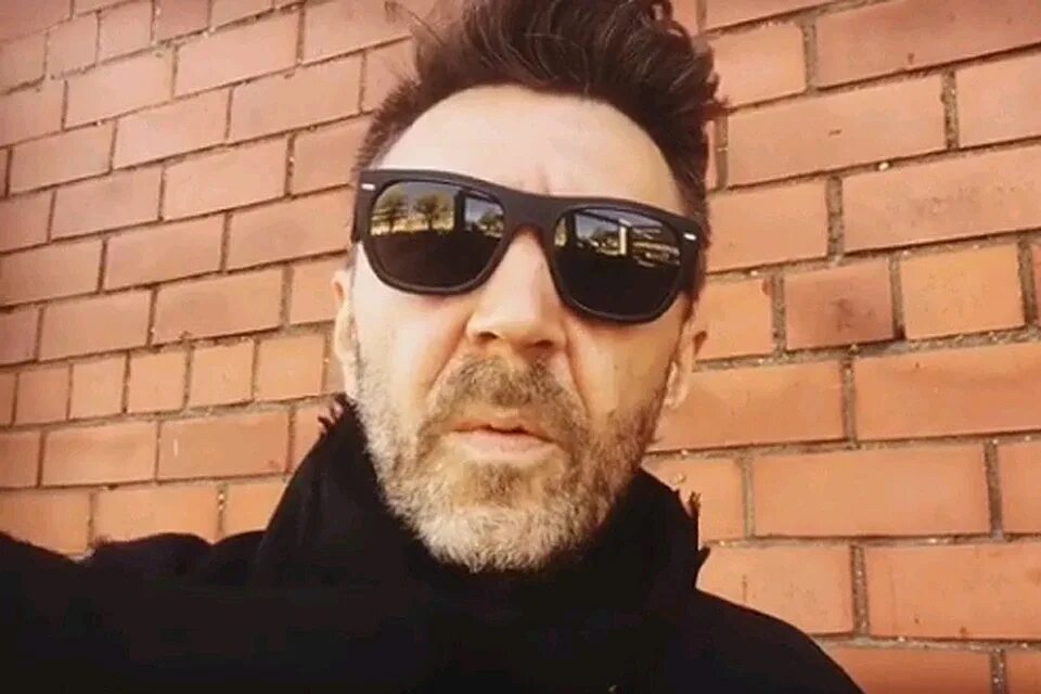 Ленинград лужники. Шнур молодой. Лидер группы ленинград. Ленинград солист. Бас гитарист группы ленинград.