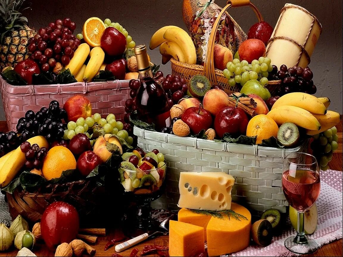 Изобилие фруктов и овощей. Еда фрукты. Корзинка с овощами и фруктами. Овощи и фрукты на столе. Фруктовый куда