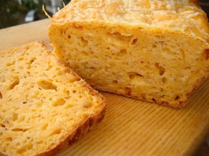 Сырный хлеб. Сырный хлеб в духовке. Кукурузный хлеб. Сырный хлеб французский.