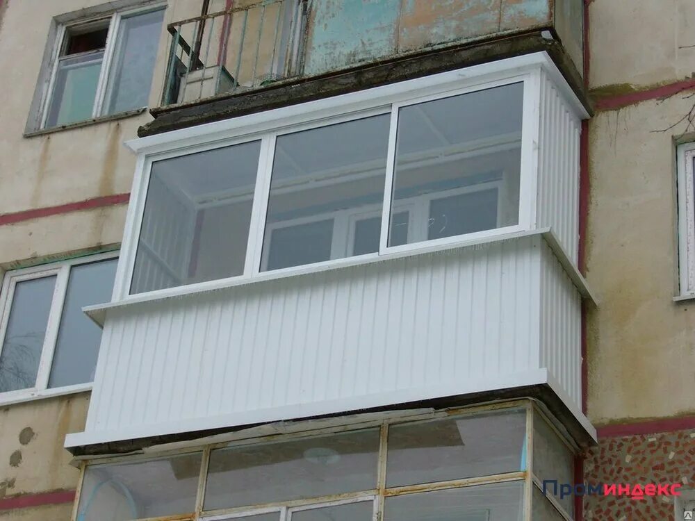 Остекление балконов. Балкон хрущевка остекление. Остекленный балкон в хрущевке. Пластиковый балкон. Балконы купить омск