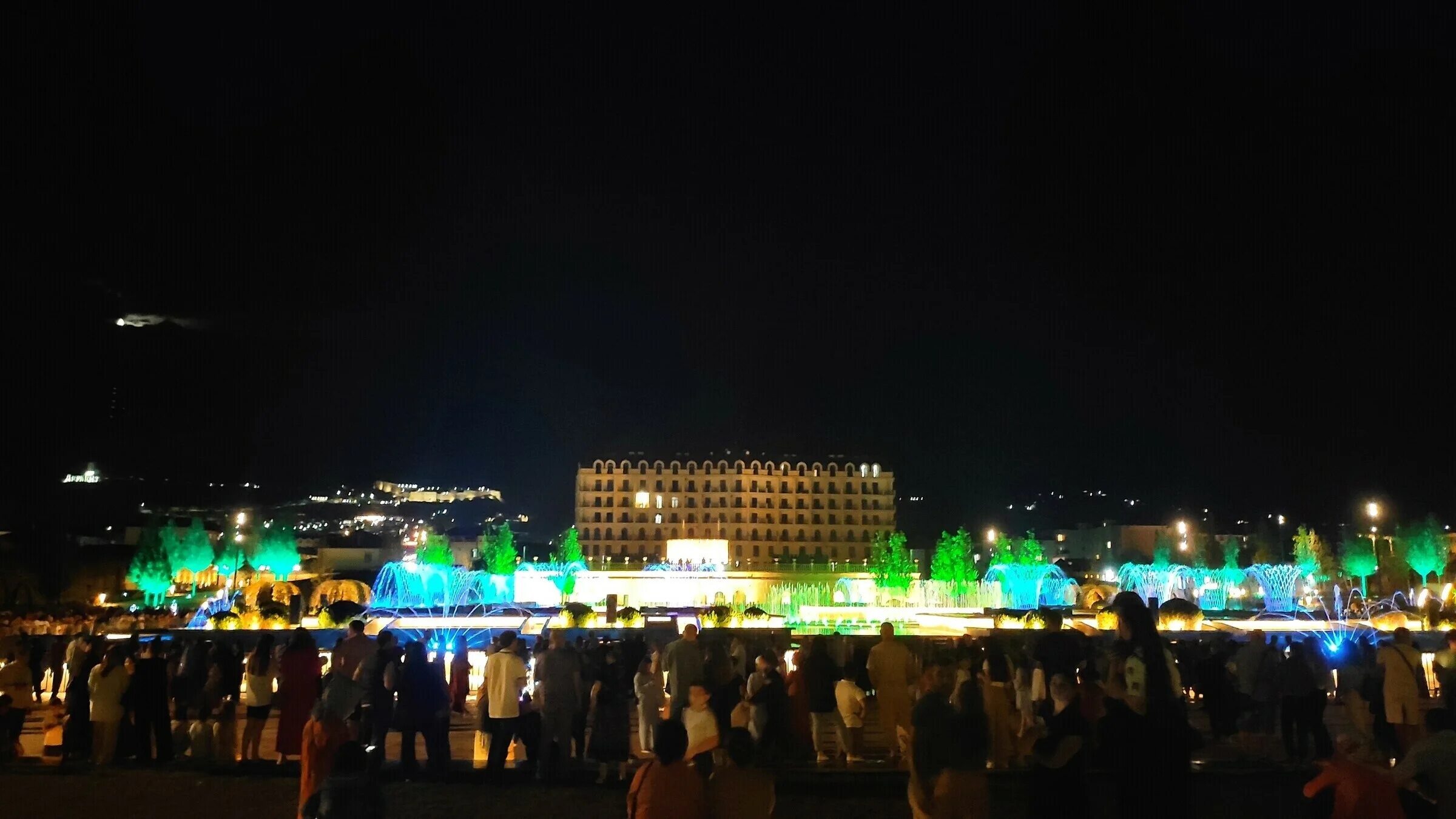 фонтан в дербенте часы. хрустальный фонтан в дербенте. фонтан на камала казань. площадь фонтанов казань. фонтан в дербенте 2022.