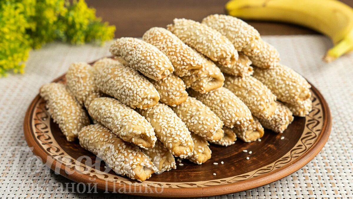 Banana shaped sugar cookies for monkey themed baby shower Baby shower cupcakes f