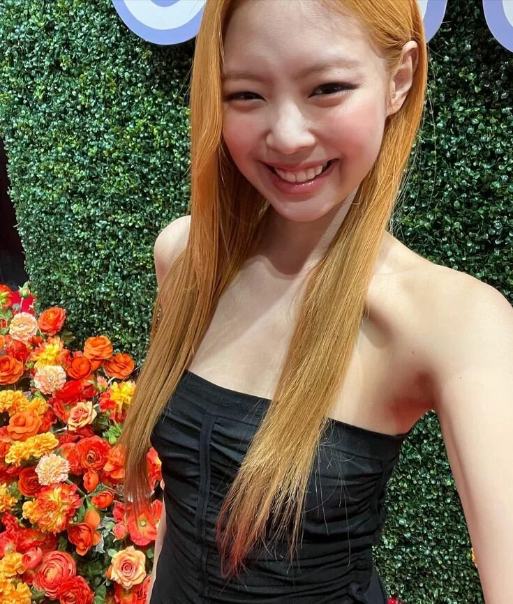 Бывший дженни. Jennie lisa 2025. дженни с лисой из блэкпинк 2025. jennie orange hair. gentle monster jennie единорог.