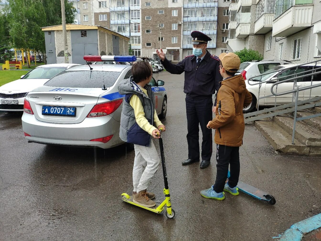 Ту у дорога дети. Нарушение правил дорожного движения детьми. Самокат на дороге. Несоблюдение правил дорожного движения. Ребенок на самокате на дороге.