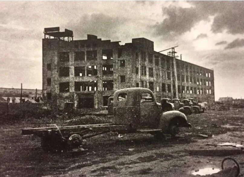 Бомбардировка завода. Бомбардировка горького 1941 автозавод. город горький 1943.