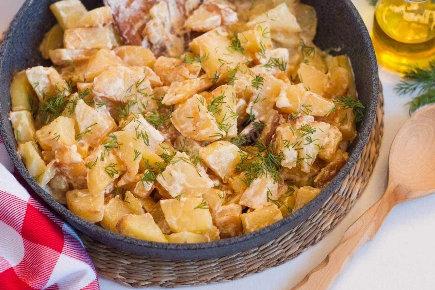 Картошка с курицей на сковороде со сметаной