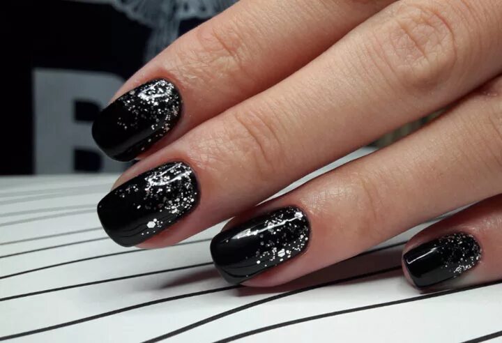 блестящие ногти. растяжка черными блестками. растяжка блестками на ногтях. аквариумный маникюр с блестками. растяжка черными блестками.
