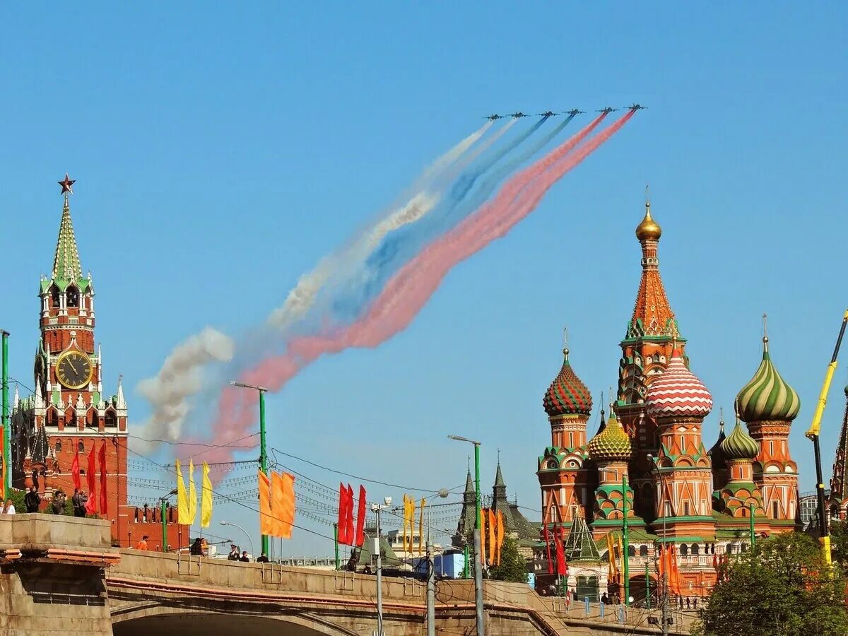 Великая россия все города. Москва символ России. Московский Кремль с флагом. Кремль Москва символ России. Красная площадь с флагом.