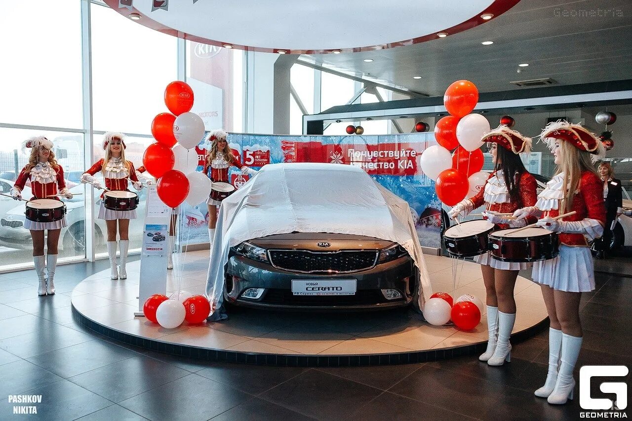 Украшение автоцентра. Экспонирование авто. Оформление автосалон. Декор автосалона. Украшение автосалона шарами.