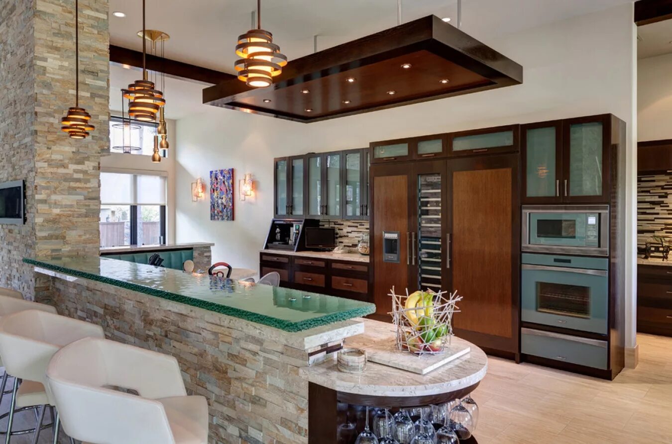 Интерьер кухни в частном доме. Современная кухня под дерево. Кухня обшитая вагонкой. Отделка кухни. Стены кухни в частном доме.