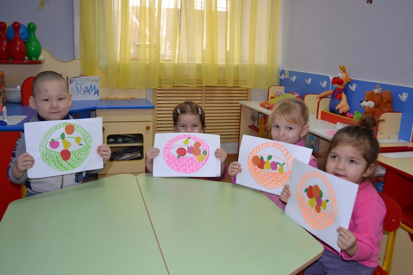 Поделки младшей группы в саду. Летние поделки в детском саду. Подарок маме средняя группа. Подарок маме младшая группа. Аппликация в младшей группе детского сада.