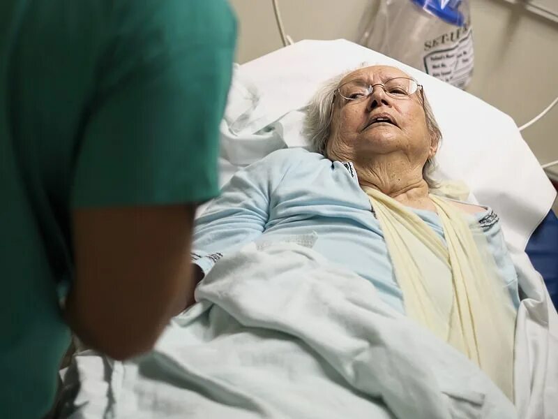 Старый мужчина в больнице. В коме пожилая. Пожилая женщина в больнице лежит. В коме пожилая. В коме пожилая.