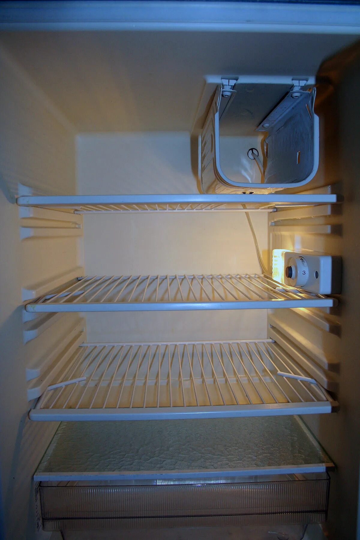 Пустой холодильник. Холодильник внутри. Открытый холодильник. Холодильник изнутри.
