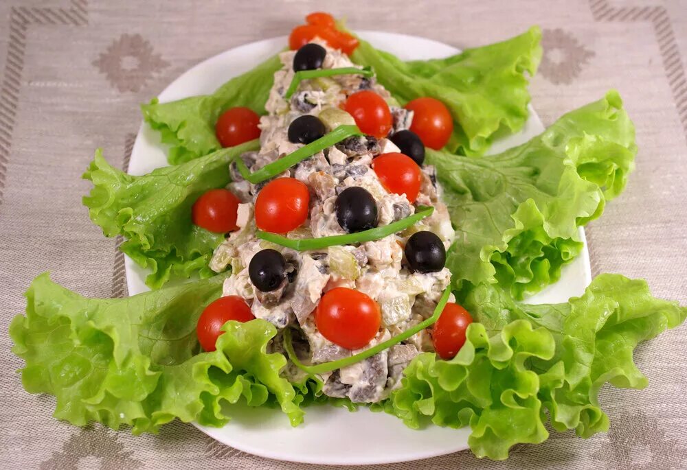 украшение новогодний блют. пп салаты на нг. елка из брокколи. украшение новогодних салатов. пп салаты на нг.