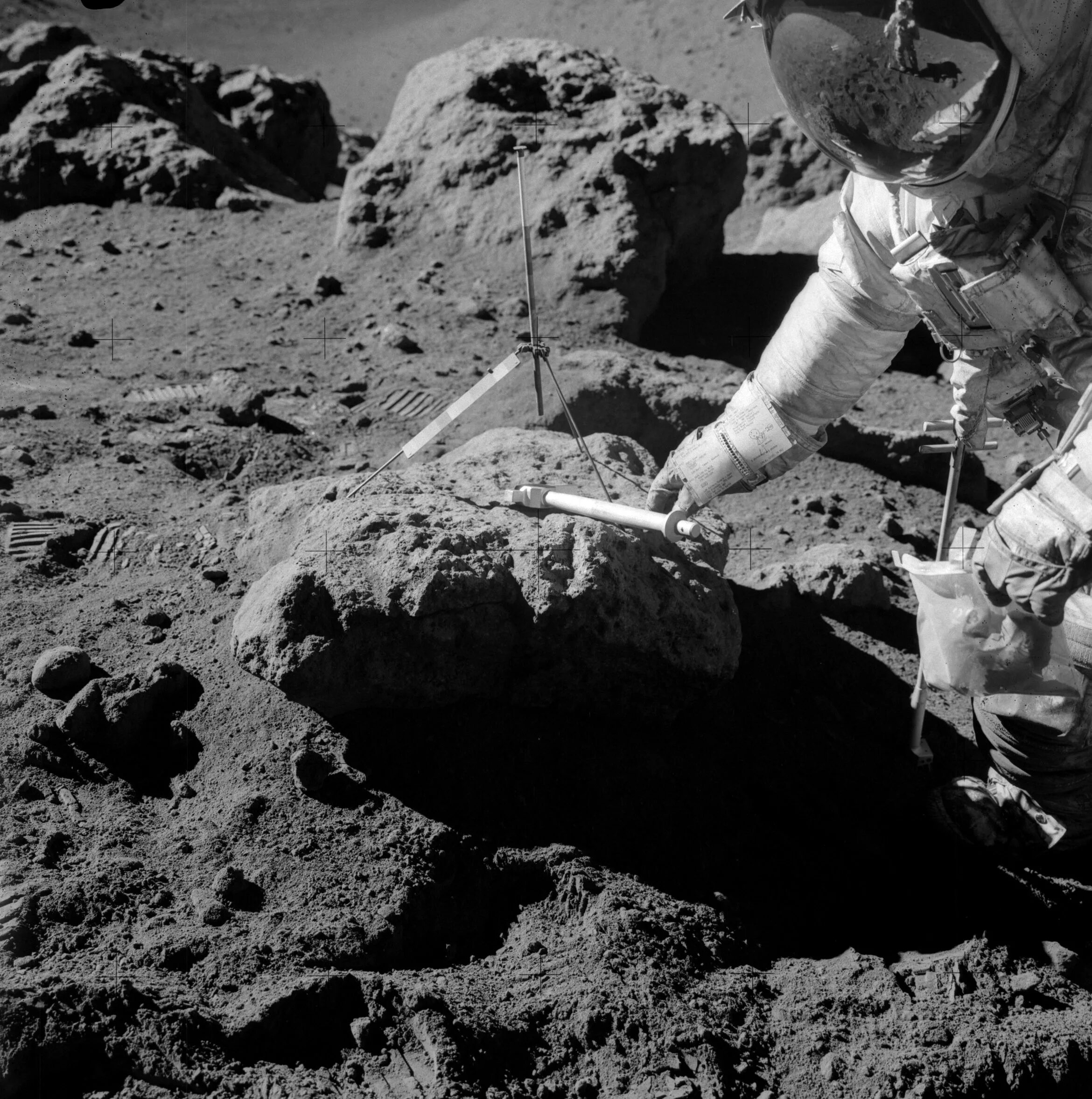 Есть ли на луне. Лунный грунт Аполлон 11. Apollo: VII - XVII. Аполлон 15 на Луне. Аполлон 15 снимки.