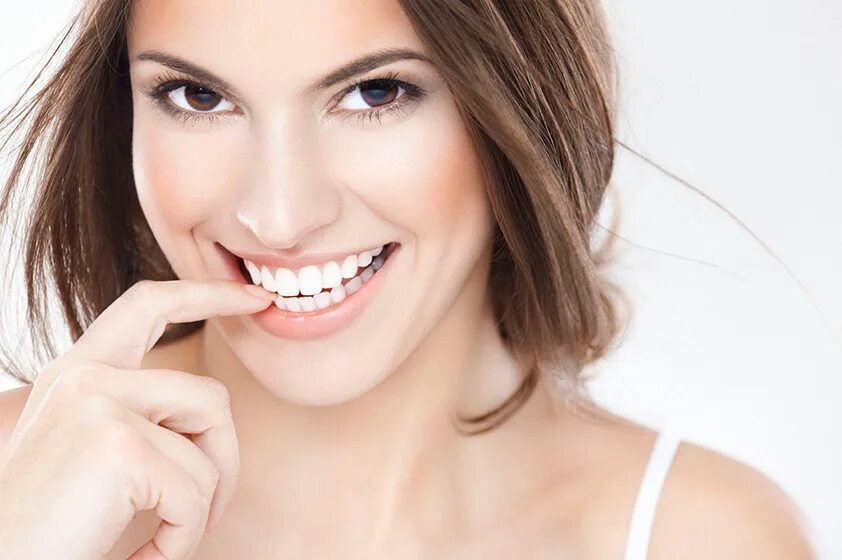 Красивые белые зубы. Девушка с белыми зубами. Красивые зубы. Девушка белые зубы. Девушка улыбка зубы.