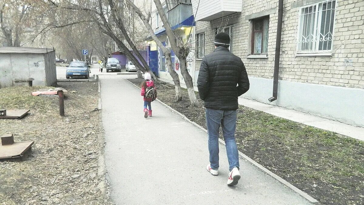 Мошенники на улице. Подозрительный мужчина на детской площадке. Мужчина следит за детьми на улице. Незнакомец МАНЬЯК на улице.