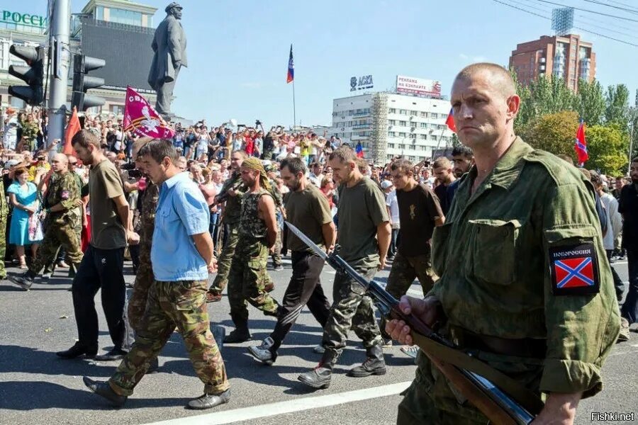 Укропы сегодня. Парад пленных Донецк 2014. Пленные украинские солдаты на параде в Донецке. Парад бандеровцев в Донецке.