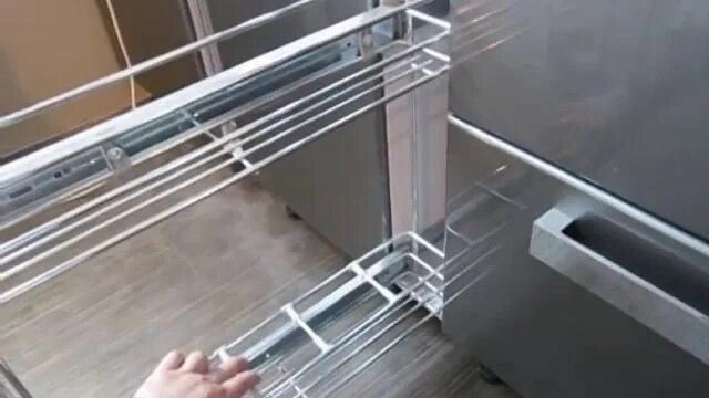 Как вытащить кухонную бутылочницу