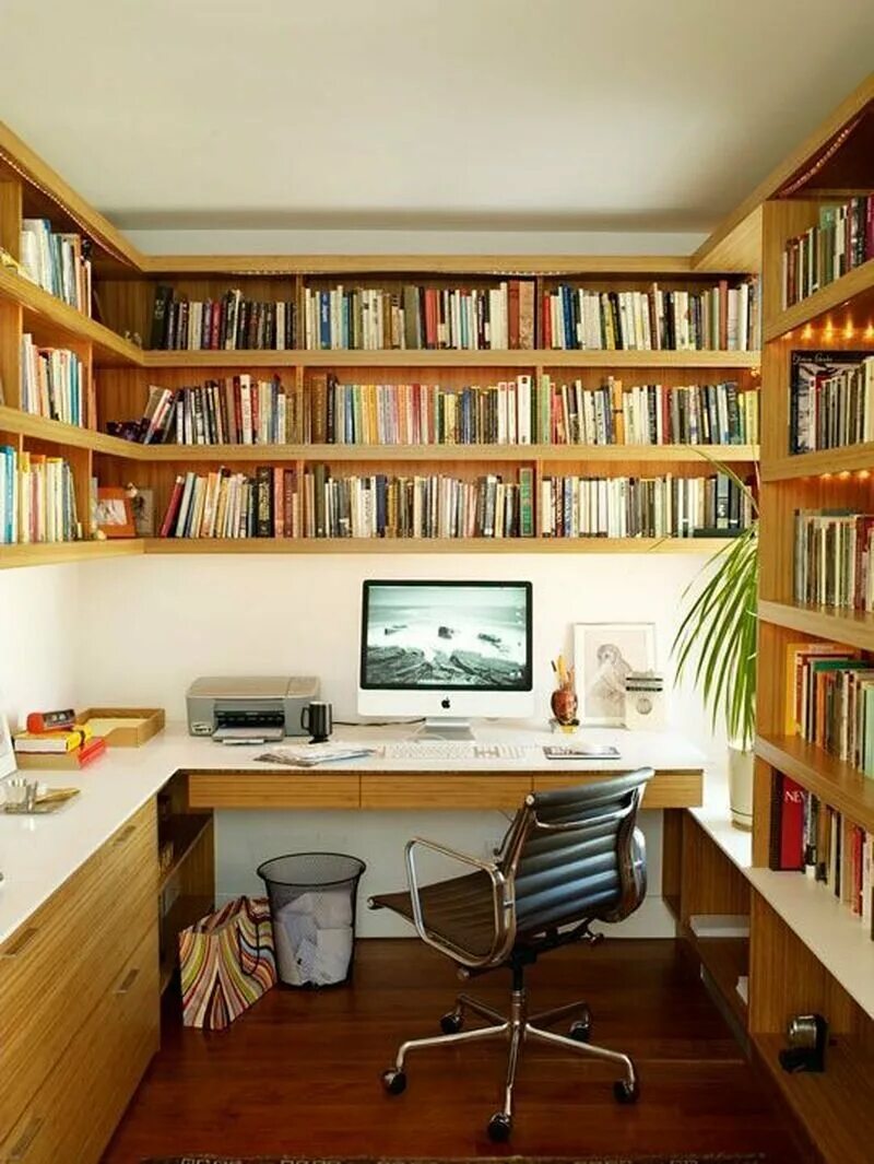 Книжные полки в кабинете. Домашний офис интерьер. Библиотека в маленькой комнате. Библиотека в интерьере квартиры.