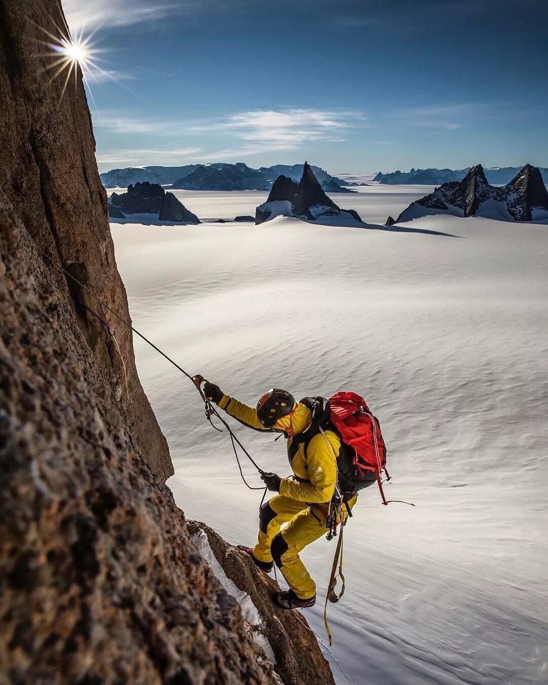 The North face альпинист. Туристы скалолазы. Восхождение на гору.