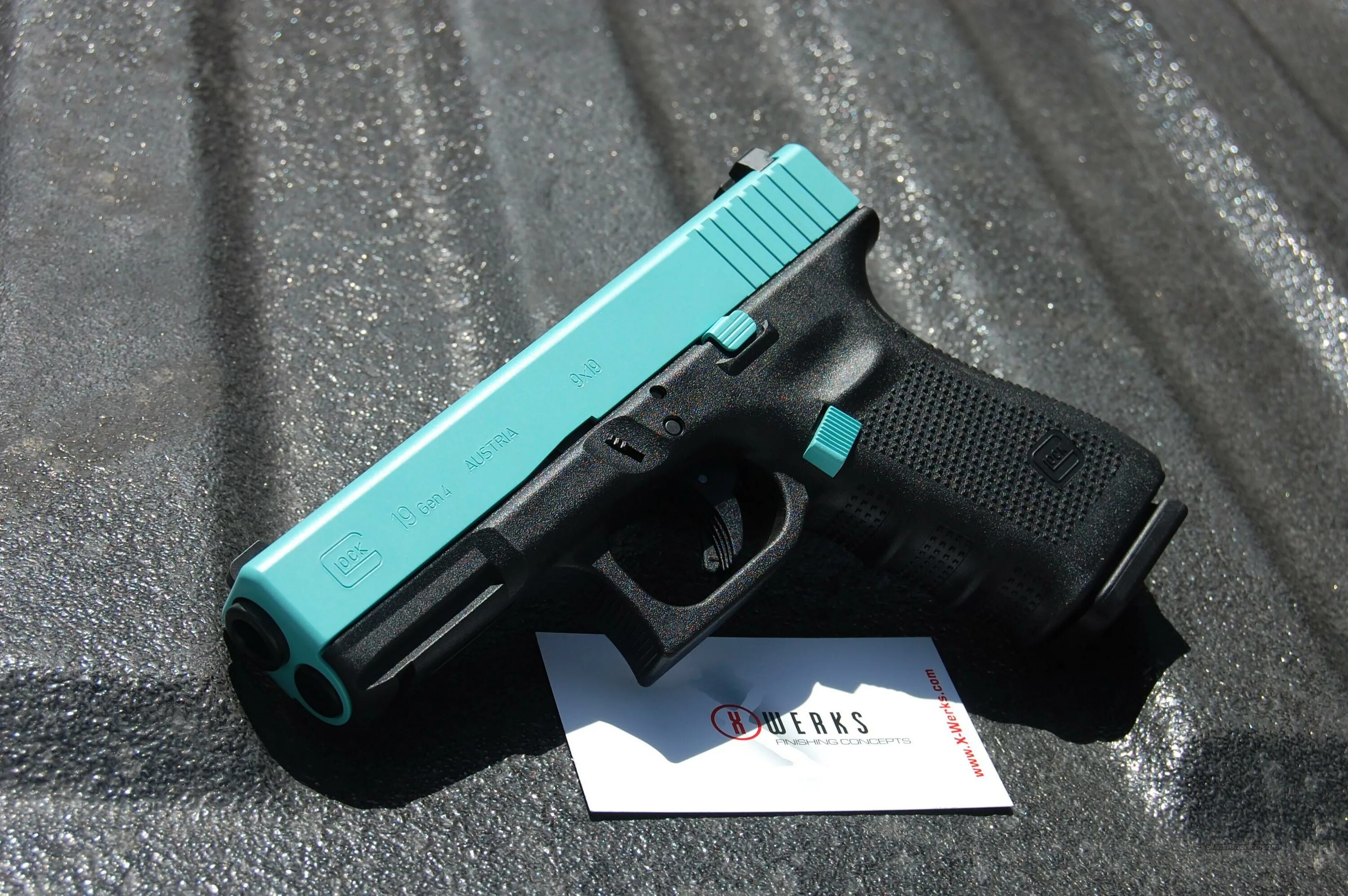 Сигнальный глок. Глок 9. глок блу фуссер. glock tiffany blue. глок с серебряным затвором.