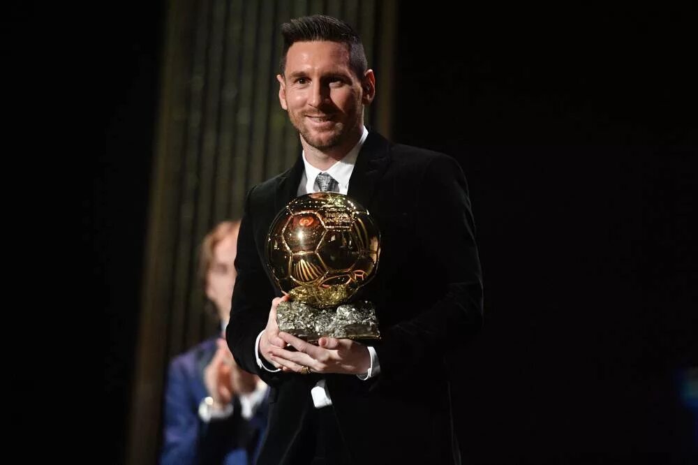 Кто первый получил золотой. Лионель Месси золотой мяч. Messi 2019 золотой мяч. Messi Ballon d'or 2021. Месси футболист золотой мяч.