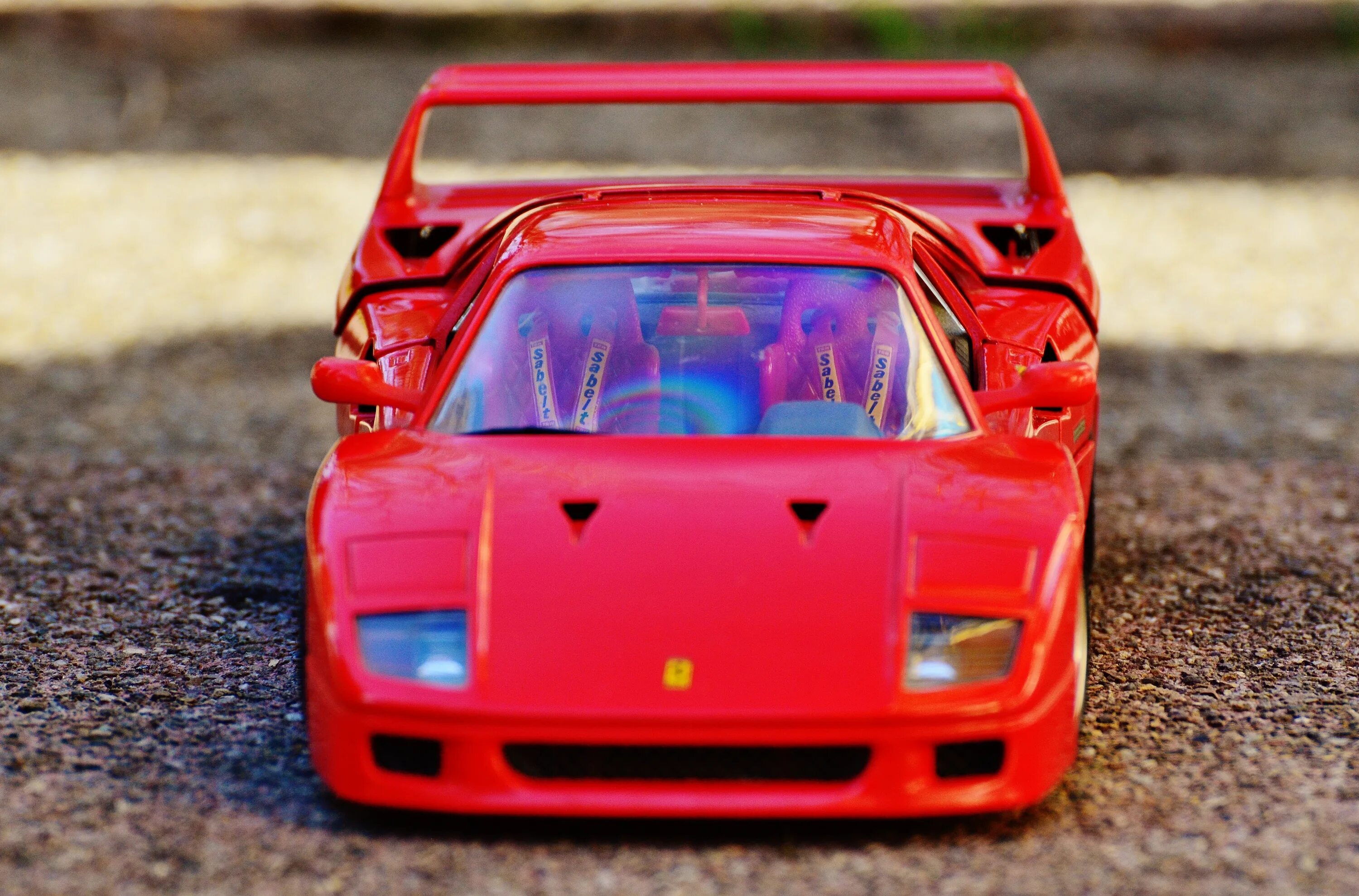 Едет красная машинка. Спортивная машина вид спереди. Феррари гоночная модель. Ferrari f40 вид сверху. Едет красная машина.