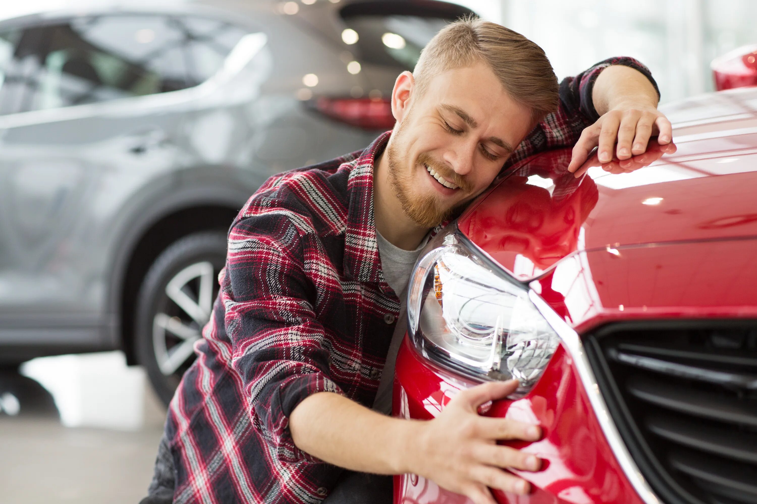 I will buy a new car. Любимый автомобиль. Парень обнимает машину. Выбор автомобиля. Владелец автомобиля.