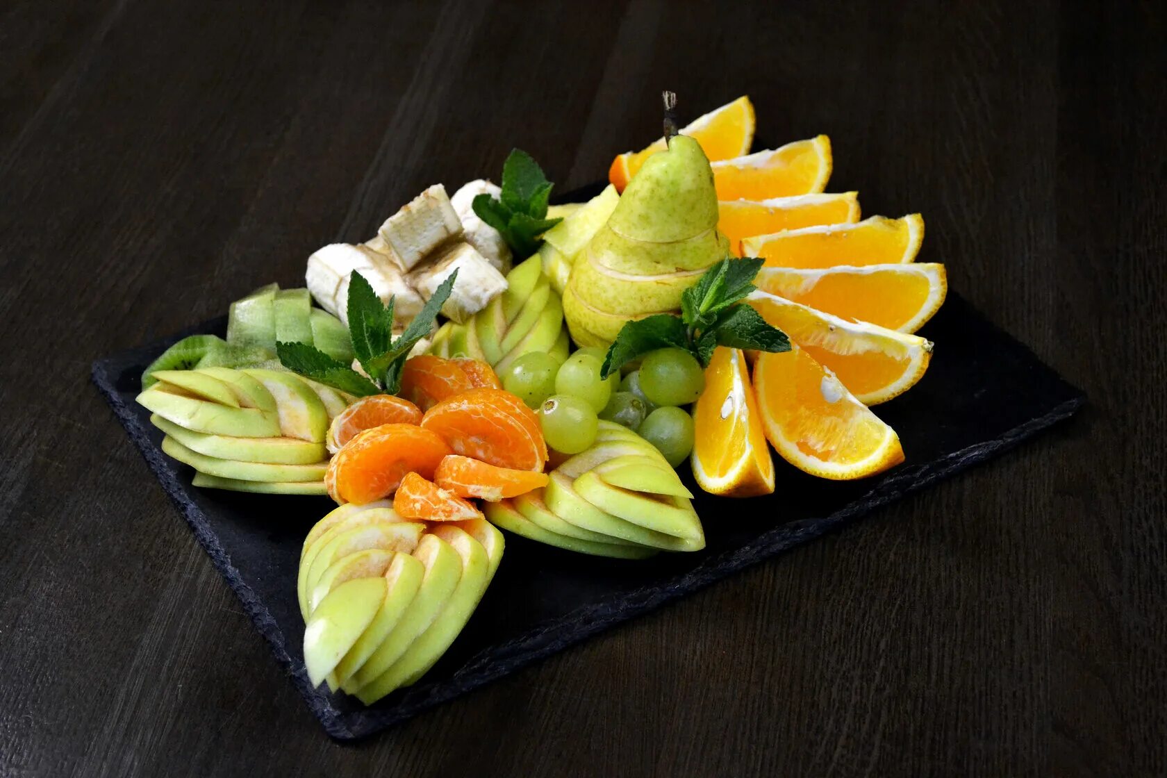 фруктовая тарелка. фруктовое ассорти оформление. нарезка фруктов ассорти. фруктовая тарелка. красивая нарезка фруктов.