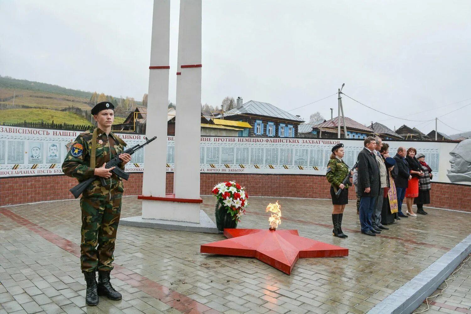 Погода в авзяне на 10. Верхний Авзян. Памятник в Нижнем Авзяне. Ветераны Нижнего Авзяна. Верхний Авзян фото.