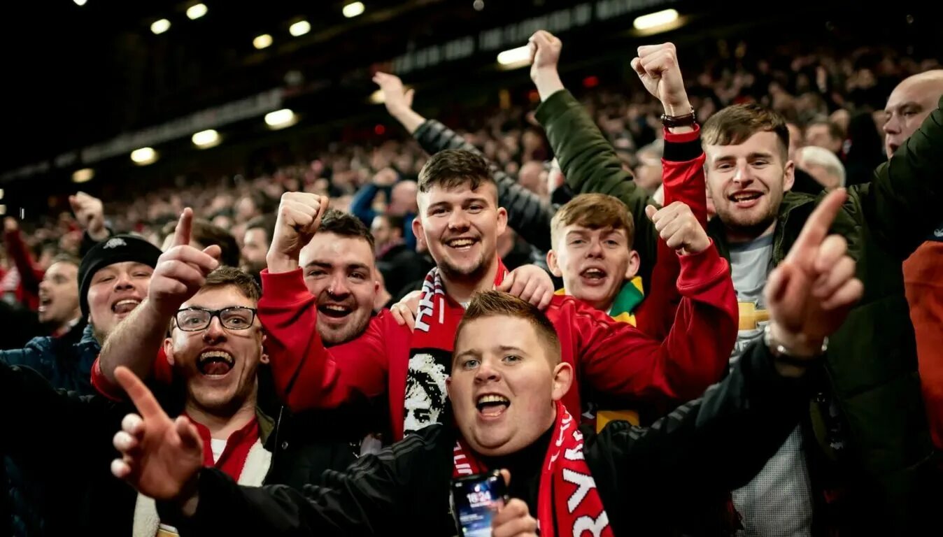 Фанаты юны. Manchester united фанаты. манчестер юнайтед стадион фанаты. ультрас манчестер юнайтед. болельщики манчестер юнайтед.