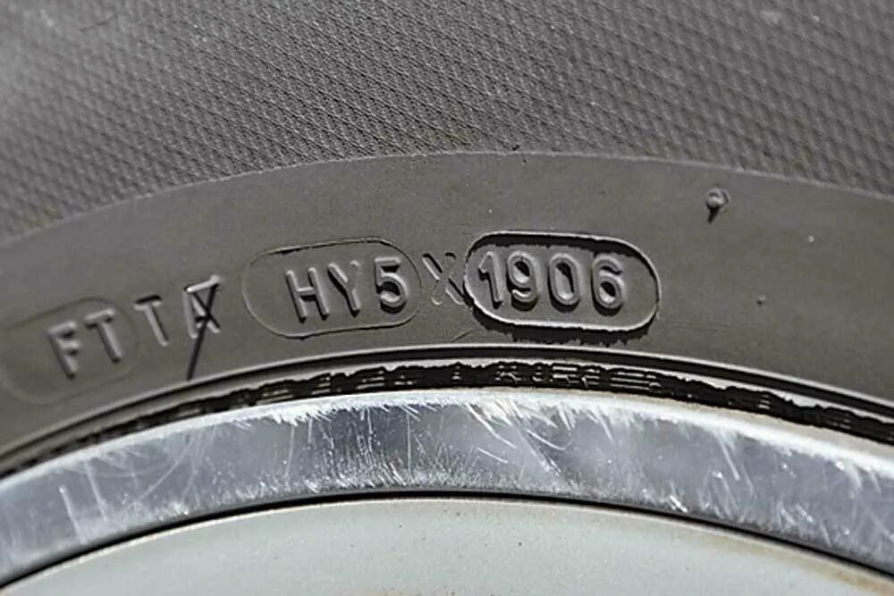 Как узнать год выпуска по vin номеру автомобиля. Маркировка резины на авто расшифровка даты. Дата выпуска шин волтайр. Определить дату выпуска шины бриджстоун. Дата производства авто.
