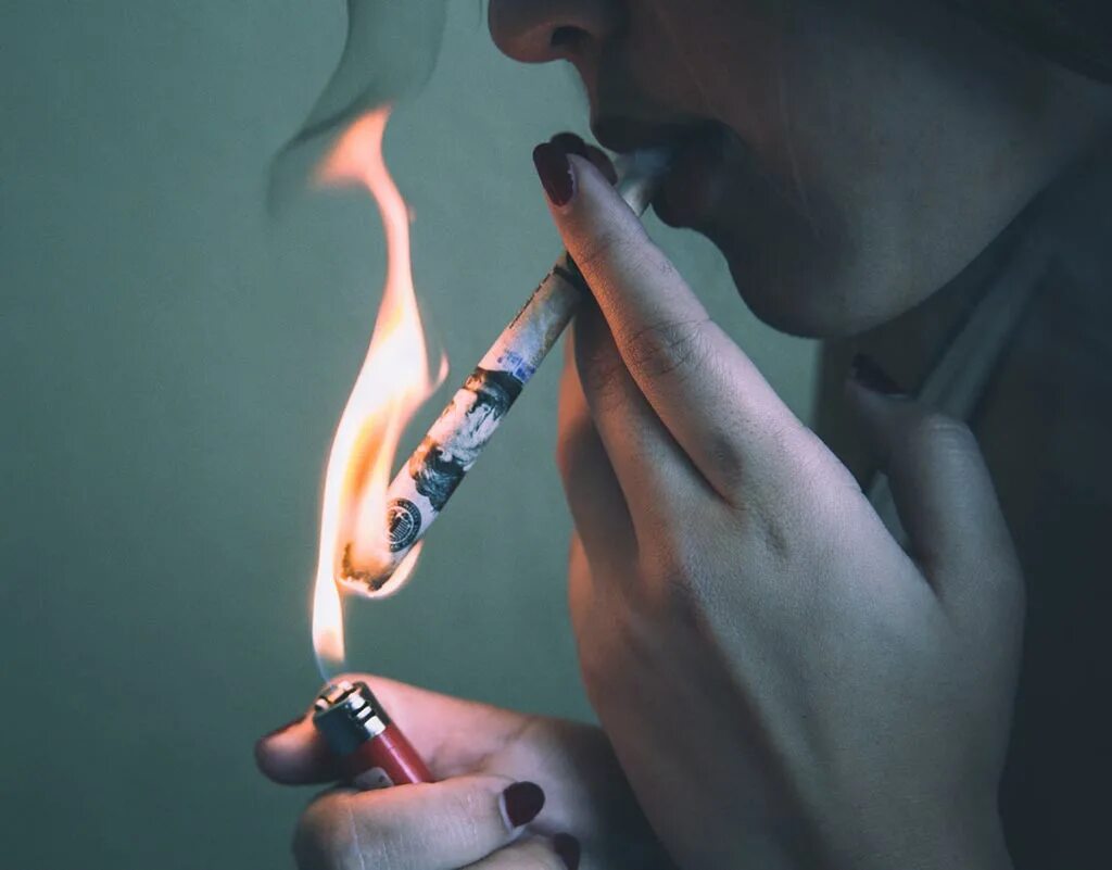 Курим на пополам. Курение Эстетика. Человек курит Эстетика. Курящий человек Эстетика. Эстетика курильщика.