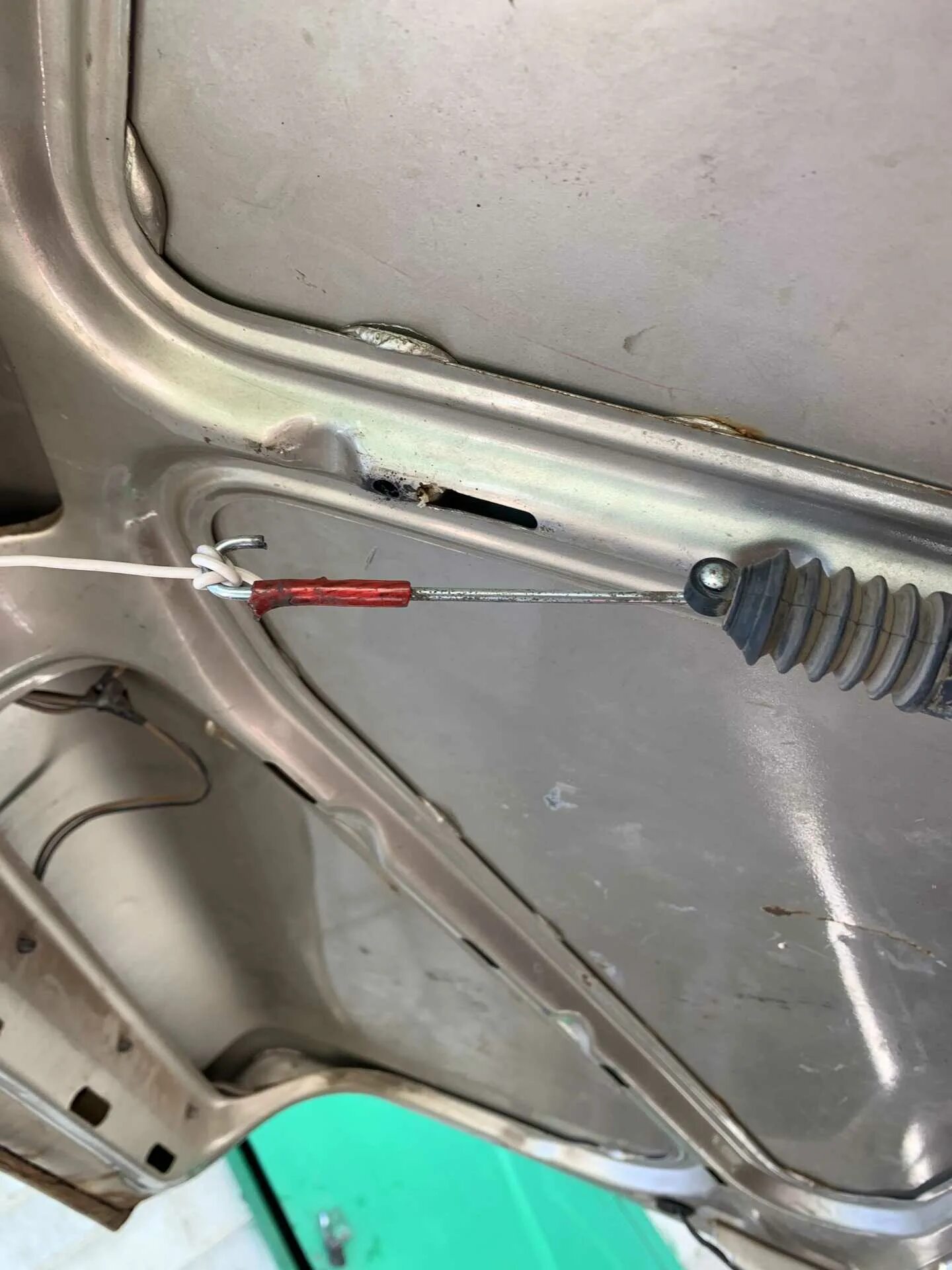 Капот ваз 21099 капот тросика. Рычаг открывания капота ваз 2109. Как открыть ваз 21099. Как открыть ваз 21099. Как открыть ваз 2109 без ключа.