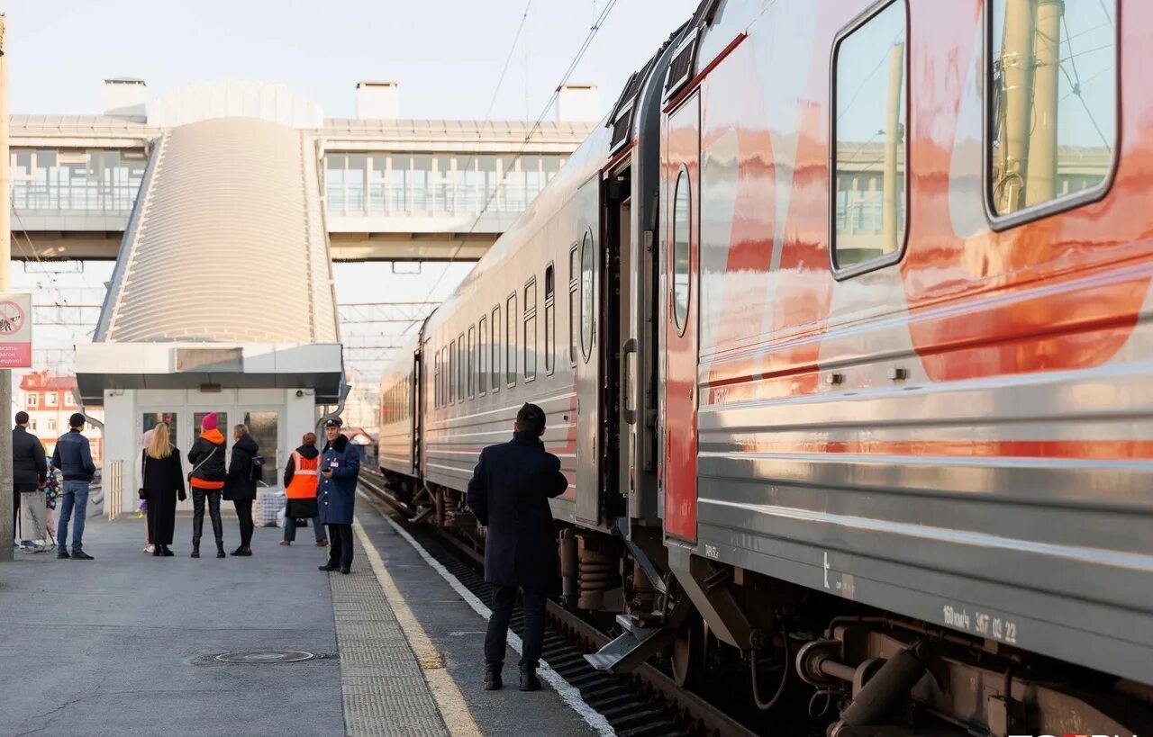 Столкнулись два поезда адлер пермь. Столкновение поезда и вагонов. Поезд ижевск адлер. Столкновение поезда с камазом. Поезд дальнего следования.