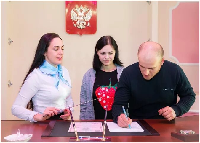 Загс невьянск. Красненский загс. Работники отдела загс дворца бракосочетания. Дворец бракосочетания киров торжественный зал. Загс невьянск.