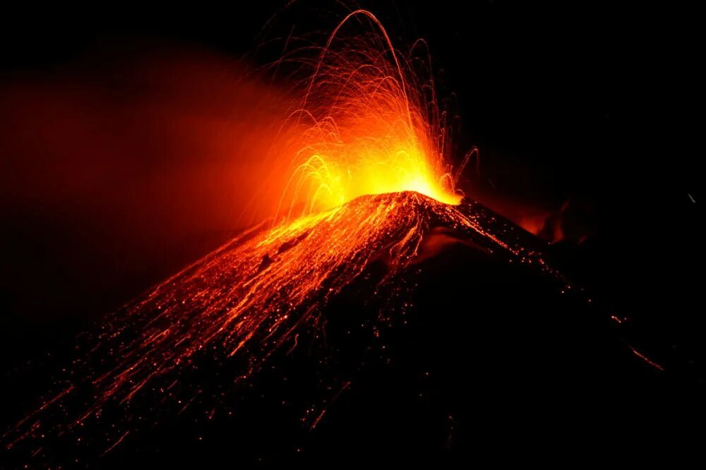 Наивысший действующий вулкан европы. Извержение вулкана Этна. Вулкан Этна в Италии. Извержение вулкана Этна в Италии. Извержение вулкана Этна 2002.