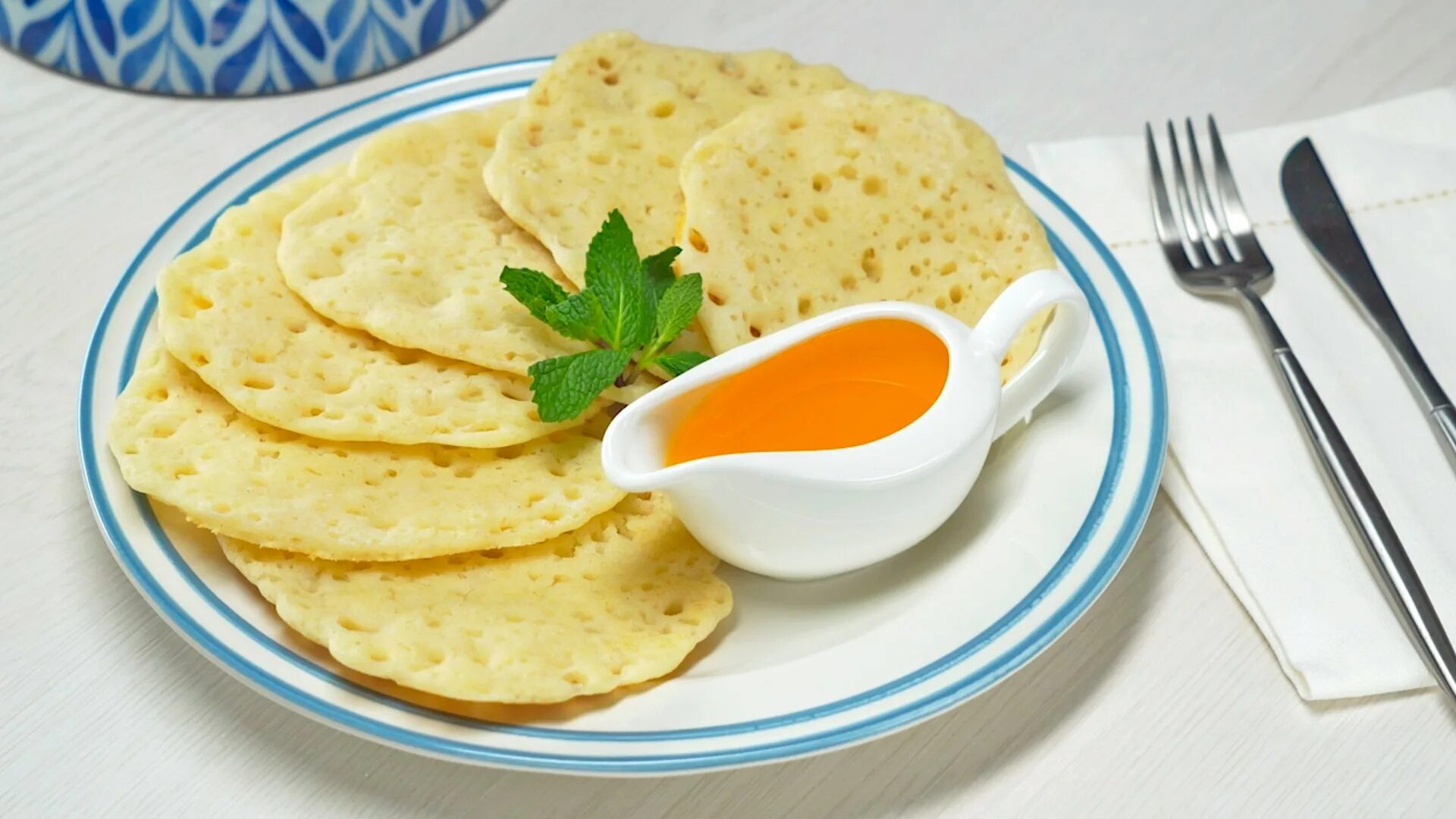 Блины багрир в марокко. Постные блины с манкой. Постные блины с манки. Марокканские блинчики багрир. Постные блины на дрожжах.