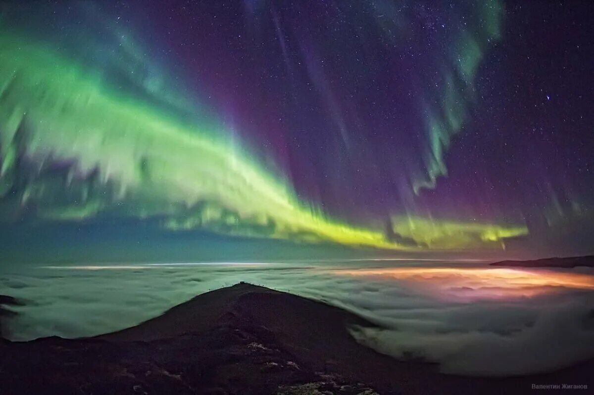 Северное сияние ультрафиолет. Хонор северное сияние. Телефоны полярного. Телефоны полярного. Северное сияние в горах.