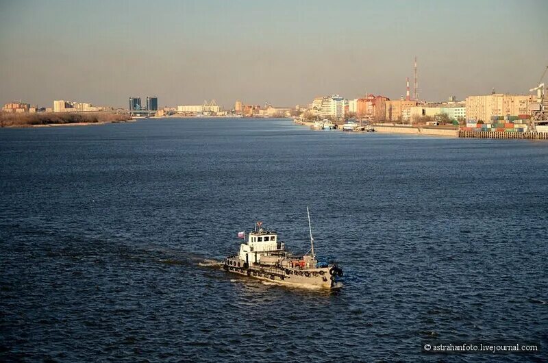 На дне волги астрахань. Астрахань Волга. Корабли на Волге. Парусник Волга Астрахань. Корабли на Волге маленький.