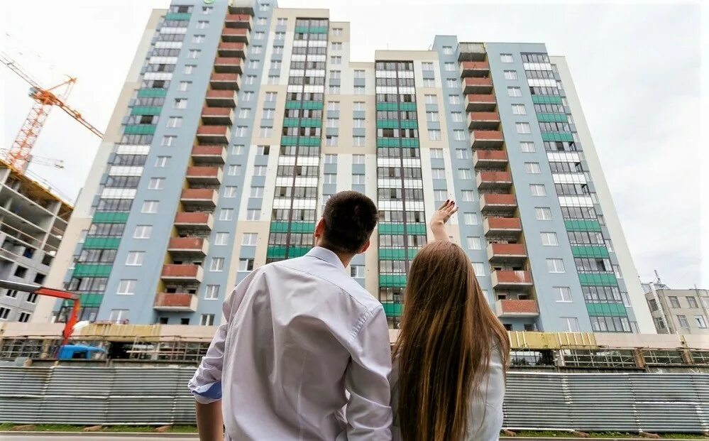 Молодая семья программа 2021. Миллион рублей молодой семье. Семья на фоне жилья. Миллион рублей молодой семье. Программа по обеспечению жильем молодых семей.